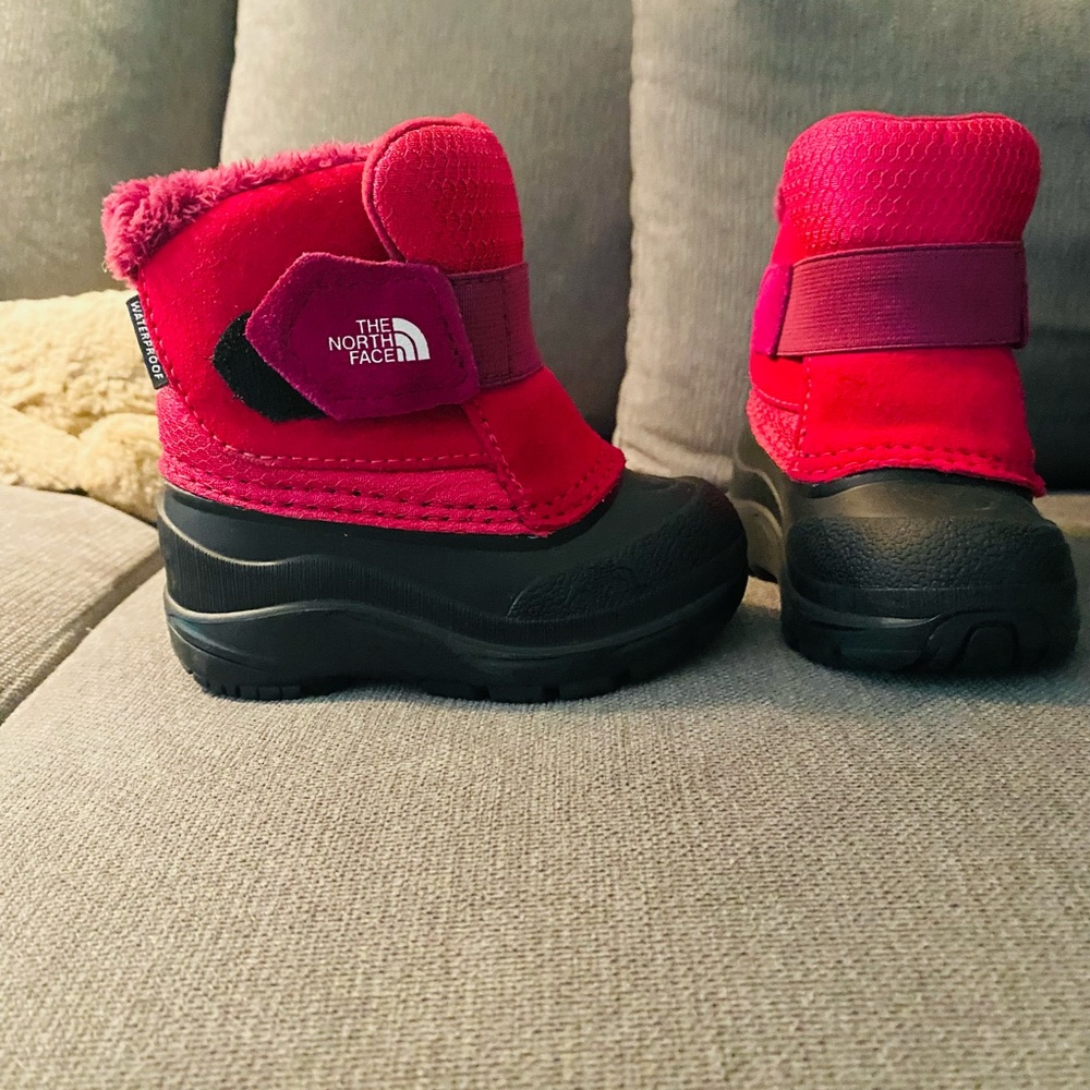 The north face toddler snow boots. Size 5 hot pink. Like new!!